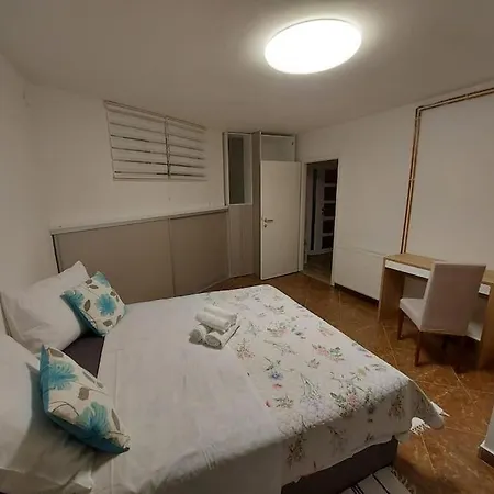 J&j With Swimming Pool Apartment *